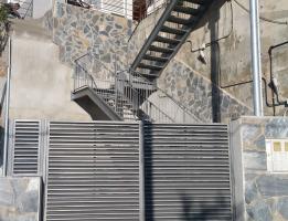 Puerta + escalera y barandilla