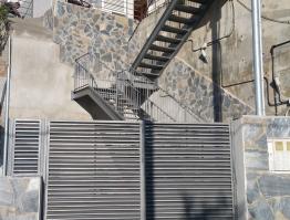 Puerta + escalera y barandilla