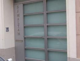 Puerta de hierro para un bajo