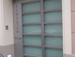 Puerta de hierro para un bajo